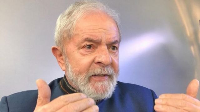Lula da Silva recibe la primera dosis de la vacuna contra el coronavirus y pide a Bolsonaro "dejar de ser ignorante"