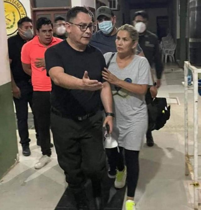 Dan medidas sustitutivas para dos sobrinos de Jeanine Áñez