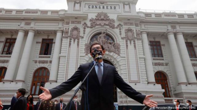 Vizcarra dice ser víctima de persecución política
