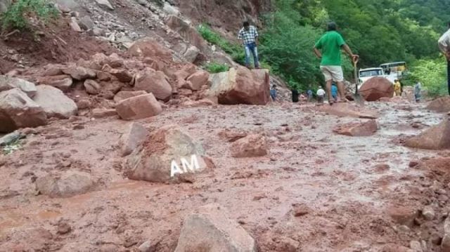 Derrumbes restringen paso en El Angosto de Tarija