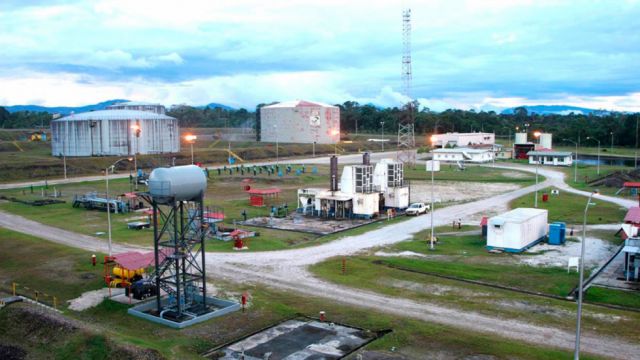 Indígenas peruanos toman un oleoducto