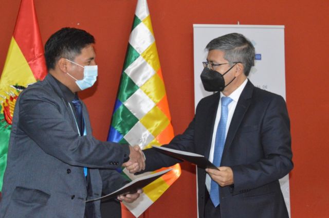 Ministerio de Educación y universidades privadas firman convenio para rebaja de colegiaturas