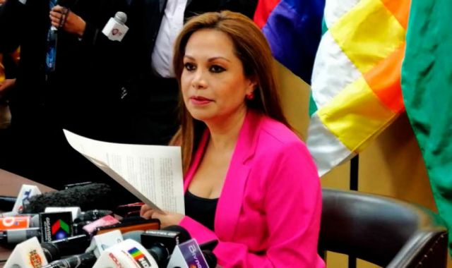 Exministra Roxana Lizárraga solicita refugio a Perú