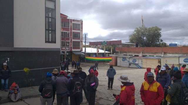 Bagayeros desesperados en Yacuiba, el paso fronterizo lleva un año cerrado