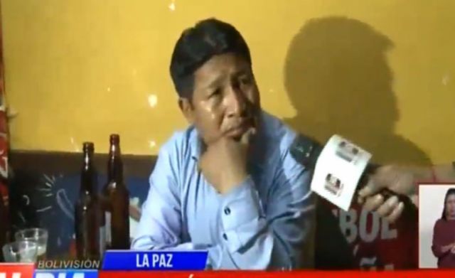 Asambleístas sesionaban desde un bar y con cervezas (Video)