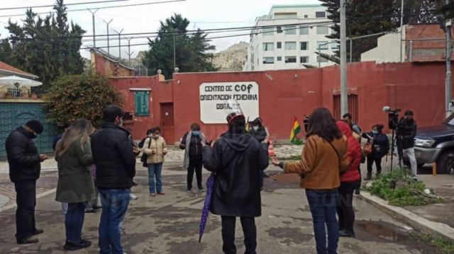 Hija de Áñez instala vigilia y le recuerda a Arce que su madre le dio salvoconducto por enfermedad