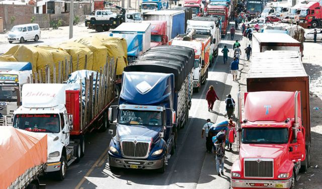 Llaman a solucionar huelga de camioneros en Perú