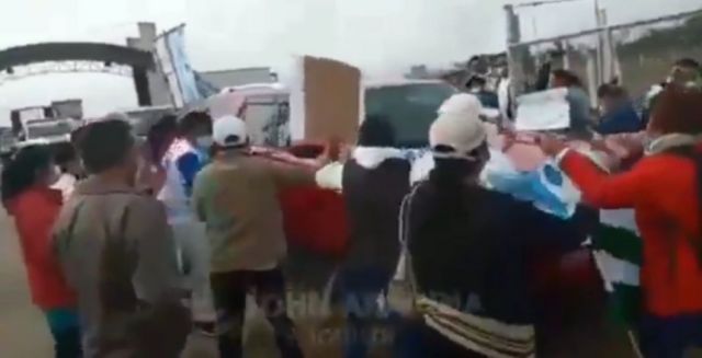 En Monteagudo lanzaron huevos por la llegada de Evo (Video)