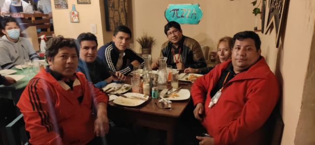 Compañeros de trabajo cerrando la jornada con pizzas.