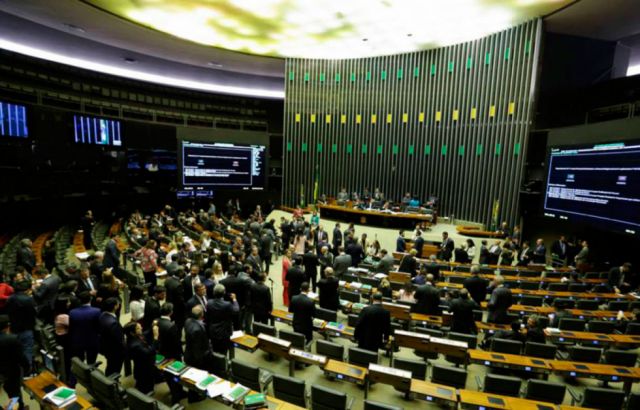 Muere tercer senador por Covid-19 en Brasil