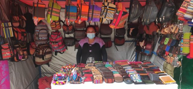 Nicola Triguero con sus mochilas, estuches y barbijos.