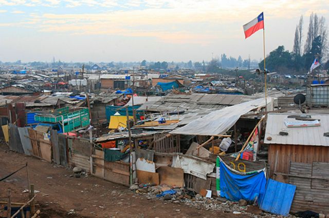 Más de dos millones de chilenos aún sin vivienda