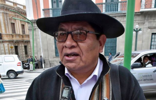 De la Cruz advierte que buscan “restituir” a Evo