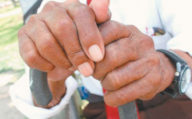 Tres sujetos en estado de ebriedad abusan de una persona de 61 años en Tarija 