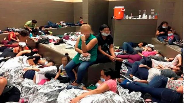 Migrantes se apilan en instalaciones fronterizas en Texas