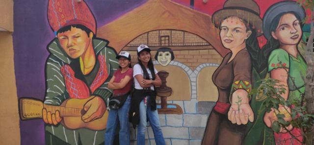 Angela Cahuta y Johanna Mayta, muralistas cruceñas.