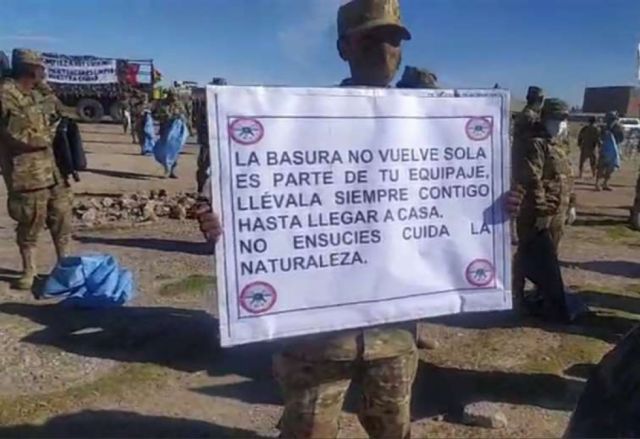 Realizan masiva limpieza en el cementerio de trenes de Uyuni