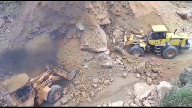 Maquinaria pesada trabaja en el derrumbe de la variante de Tarija, ABC habilita un carril 