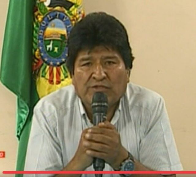 Morales dijo en sus memorias que decidió renunciar un día antes de que las FFAA "sugirieran" su salida