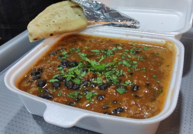Un plato de chili para llevar.