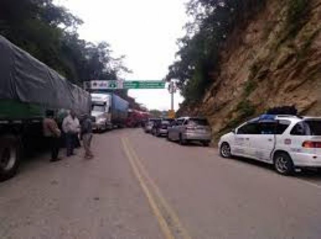 Anuncian suspensión de servicio de transporte Bermejo - Tarija