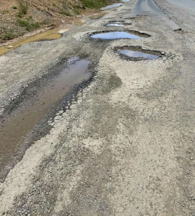 Denuncian el mal estado de la carretera de doble vía Huarina-Tiquina