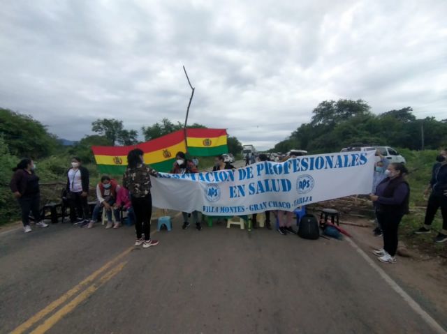 El Chaco amanece bloqueado por profesionales en salud, demandan pago de sueldos