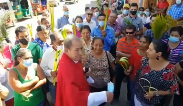 Un cura le quita la mascarilla a varios fieles en Honduras y dice que es una "babosada"