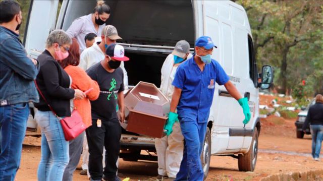 Brasil mantiene récord de muertes por Covid