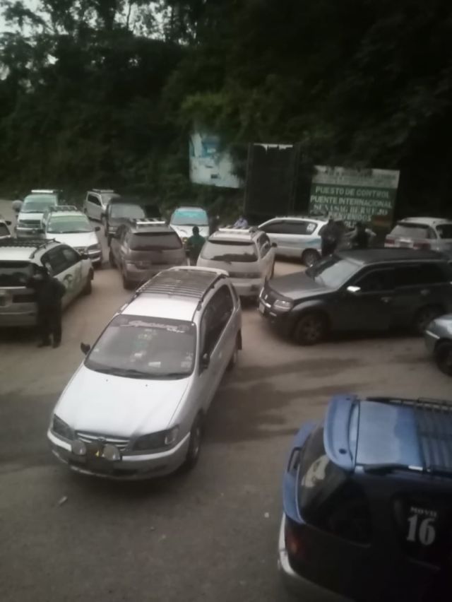 Transporte instala tres puntos de bloqueo en Bermejo-Tarija