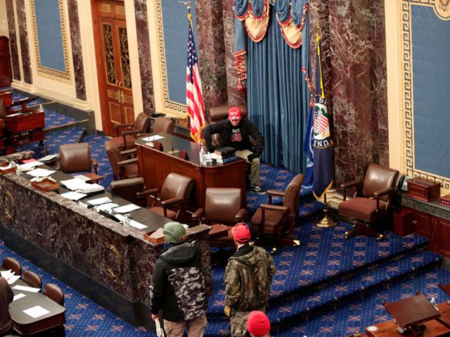 Policías demandan a Trump por ataque al Capitolio