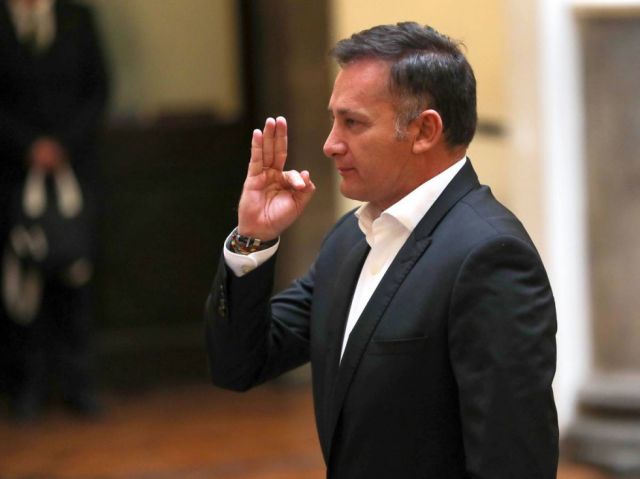 Exministro de Defensa se pronuncia en Twitter y denuncia “abuso de poder” 