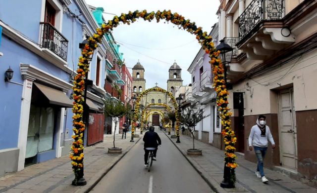 Arcos florales y violines para recibir la Pascua en Tarija