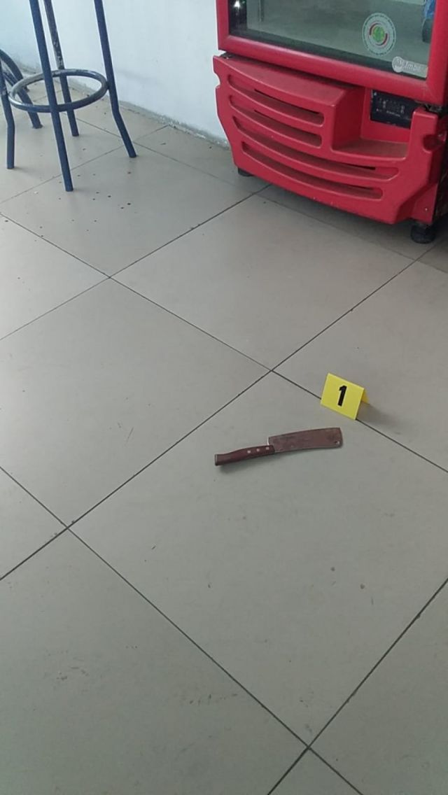Denuncian que un sujeto mató a una mujer afuera de un supermercado en Santa Cruz
