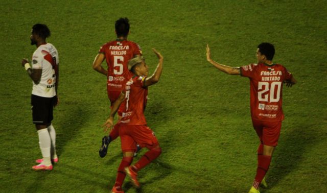Equipos bolivianos juegan  partidos decisivos en la Copa