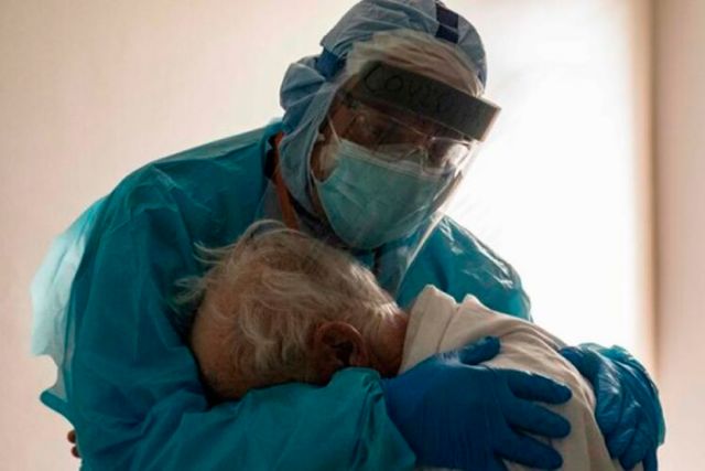 Cuando la vida llega a su fin: “Cerca  de la muerte y lejos de mi familia
