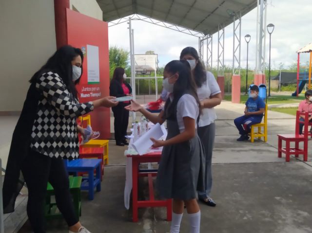 Campaña Oftalmológica “Ojitos de Luz” entrega lentes a los niños de la Unidad Educativa 6 de Junio Tarija