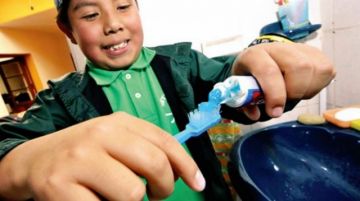 La importancia de cuidar los dientes  de leche y las claves para hacerlo