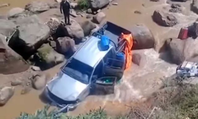 Se accidenta  camioneta  con material  electoral