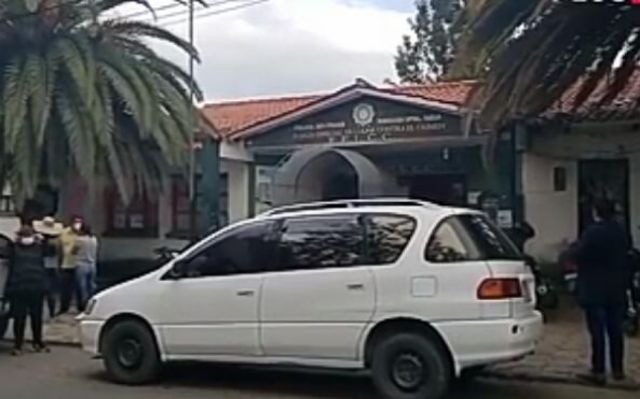 Policía de Tarija detiene a sujeto que portaba permiso de circulación falso