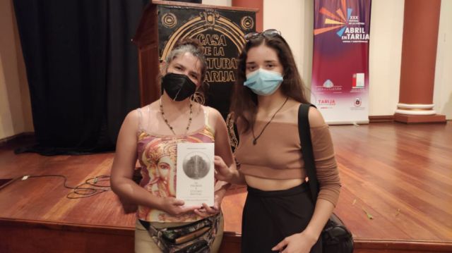 Grace Bellido, del Circulo de escritores Apolo, y Wara B. Álvarez.