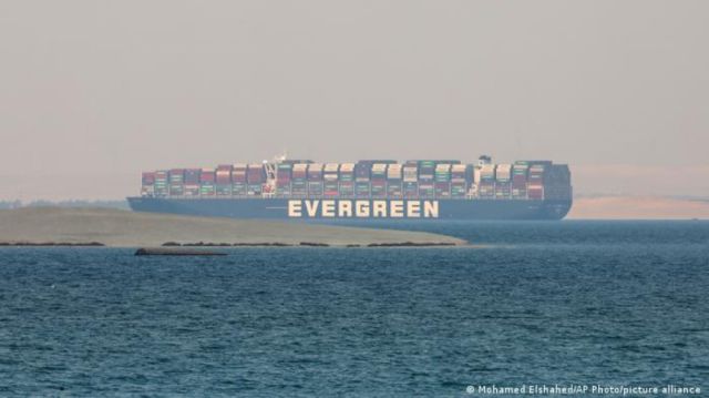 Egipto reclama indemnización de $us 900 MM por bloqueo del canal de Suez