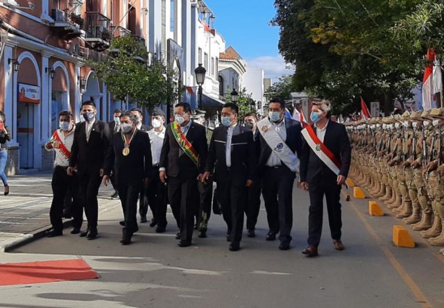 Arce habla de "vacunas para todos" en un discurso sin emoción del 15 Abril