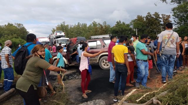 Salubristas bloquean la ruta 9 de Yacuiba en protesta a los sueldos que les adeudan