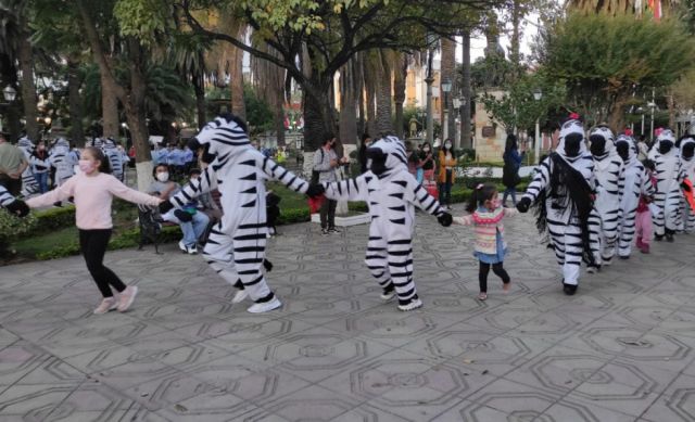 También los niños se sumaron al baile.