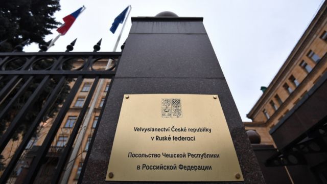 Rusia expulsa a 20 diplomáticos checos del país