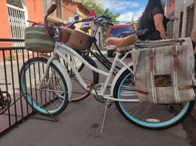 Bicicleta equipada con canasta y alforja. 