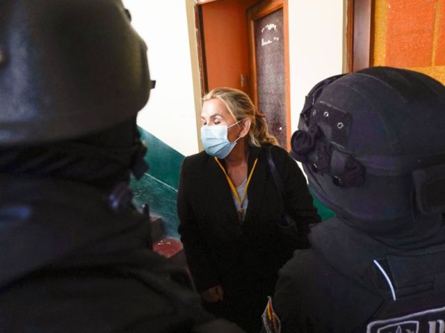 Piden hospitalizar a Áñez por “infección urinaria severa” 