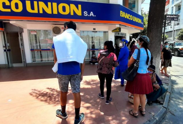 Largas filas por el Bono, Alcaldía pide a padres acatar cronograma