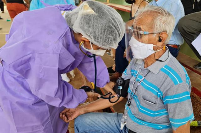 Inician proceso de vacunación Covid a personas mayores de 70 años en Tarija 